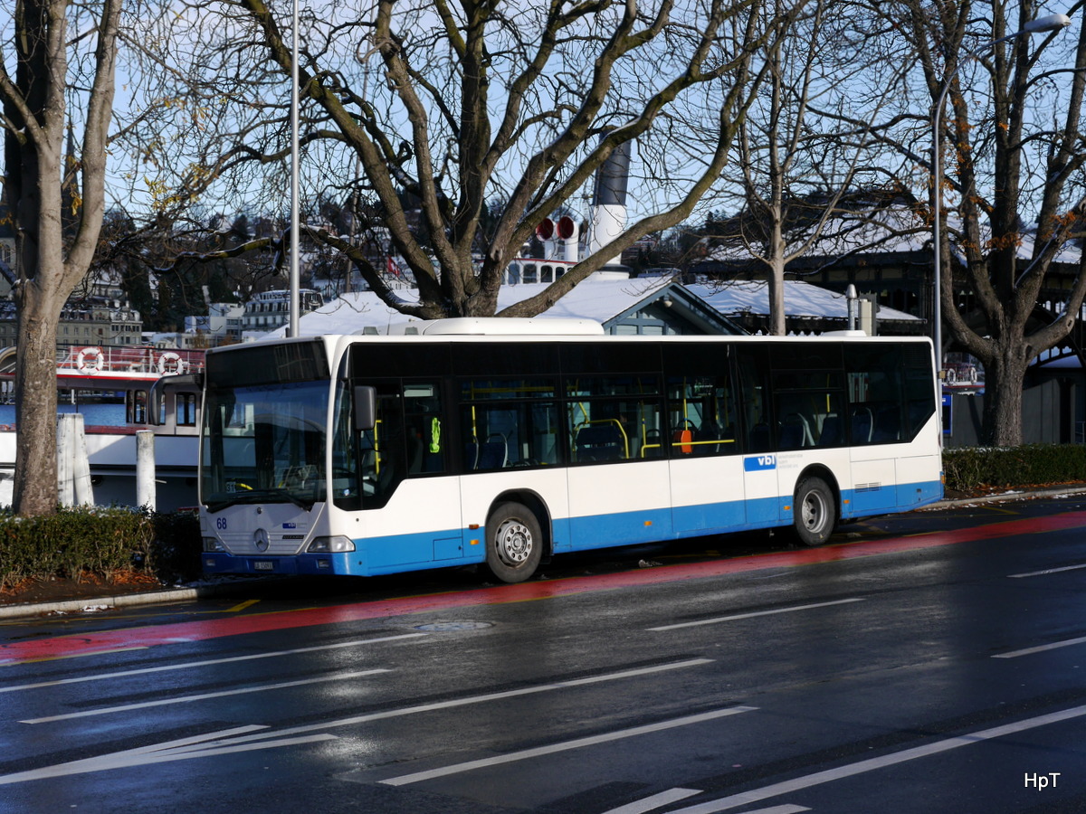 VBL - Mercedes Citaro  Nr.68  LU  15093 als Reserve abgestellt vor dem Bahnhof in Luzern am 09.12.2017