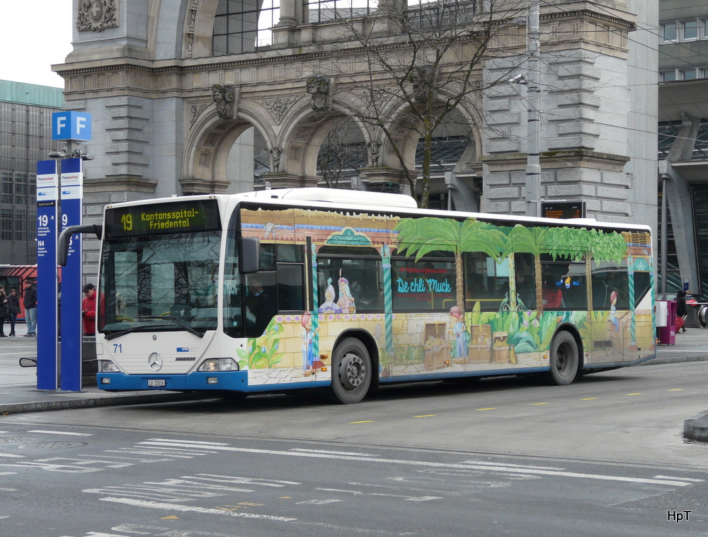 VBL - Mercedes Citaro  Nr.71  LU  15016 unterwegs auf der Linie 19 bei den Haltestellen vor dem Bahnhof in Luzern am 03.01.2014