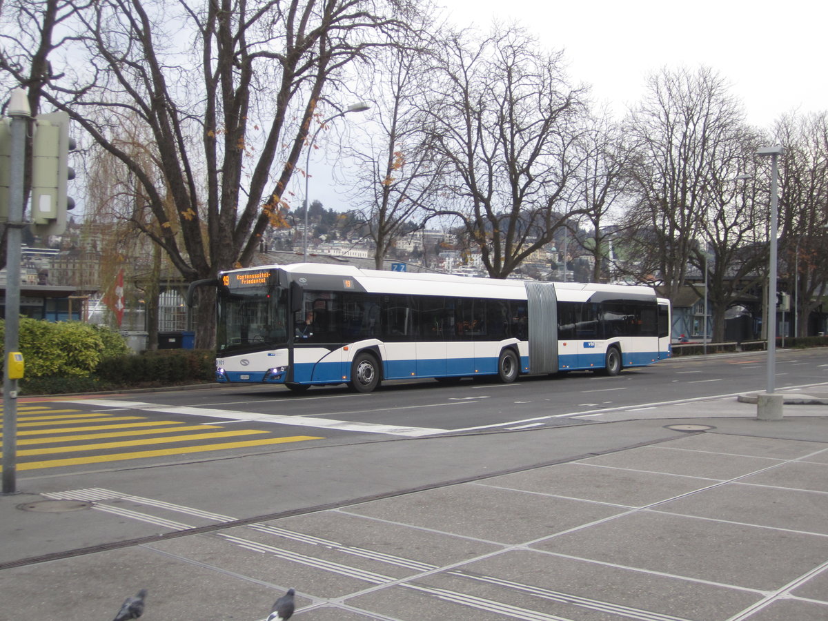 VBL Nr. 101 (Solaris New Urbino 18) am 15.12.2020 beim Bhf. Luzern. Erstmals seit fast 20 Jahren bestellten die VBL keine Citaros mehr. Stattdessen beschaffte man Gelenkbusse von Solaris.