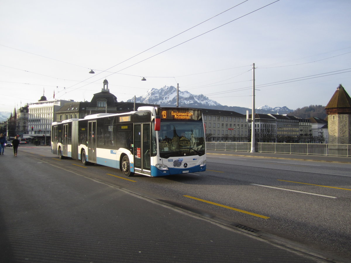 vbl Nr. 169 (Mercedes Citaro C2 O530G) am 5.2.2021 auf der Seebrücke zwischen den Haltestellen Bhf. Luzern und Schwanenplatz