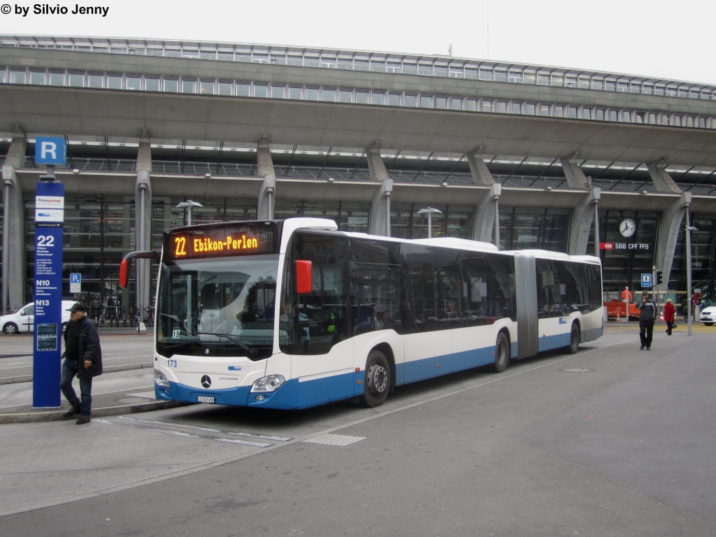 vbl Nr. 173 (Mercedes Citaro C2 O530G) am 27.10.2014 beim Bahnhof Luzern. Im Jahre 2014 kamen bei der vbl 10 neue Mercedes Gelenkbusse in Betrieb, dies weil die Linie 2 infolge einer Baustelle am Seetalplatz während 2 Jahren mit Auto- statt Trolleybussen betrieben wird.