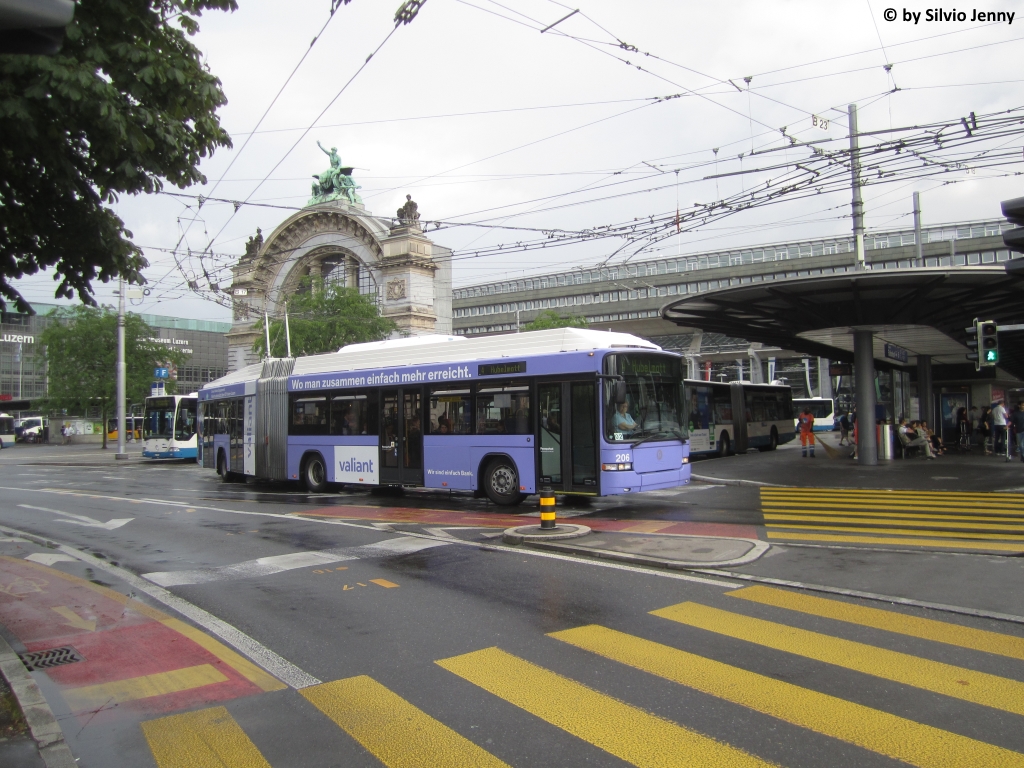 vbl Nr. 206 ''valiant'' am 22.7.2016 beim Bhf. Luzern