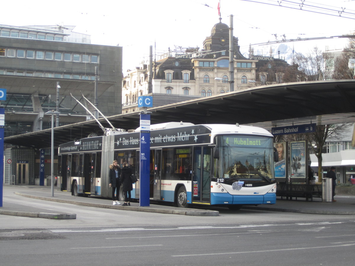 vbl Nr. 212 (Hess Swisstrolley 3 BGT-N2C) am 5.2.2021 beim Bhf. Luzern