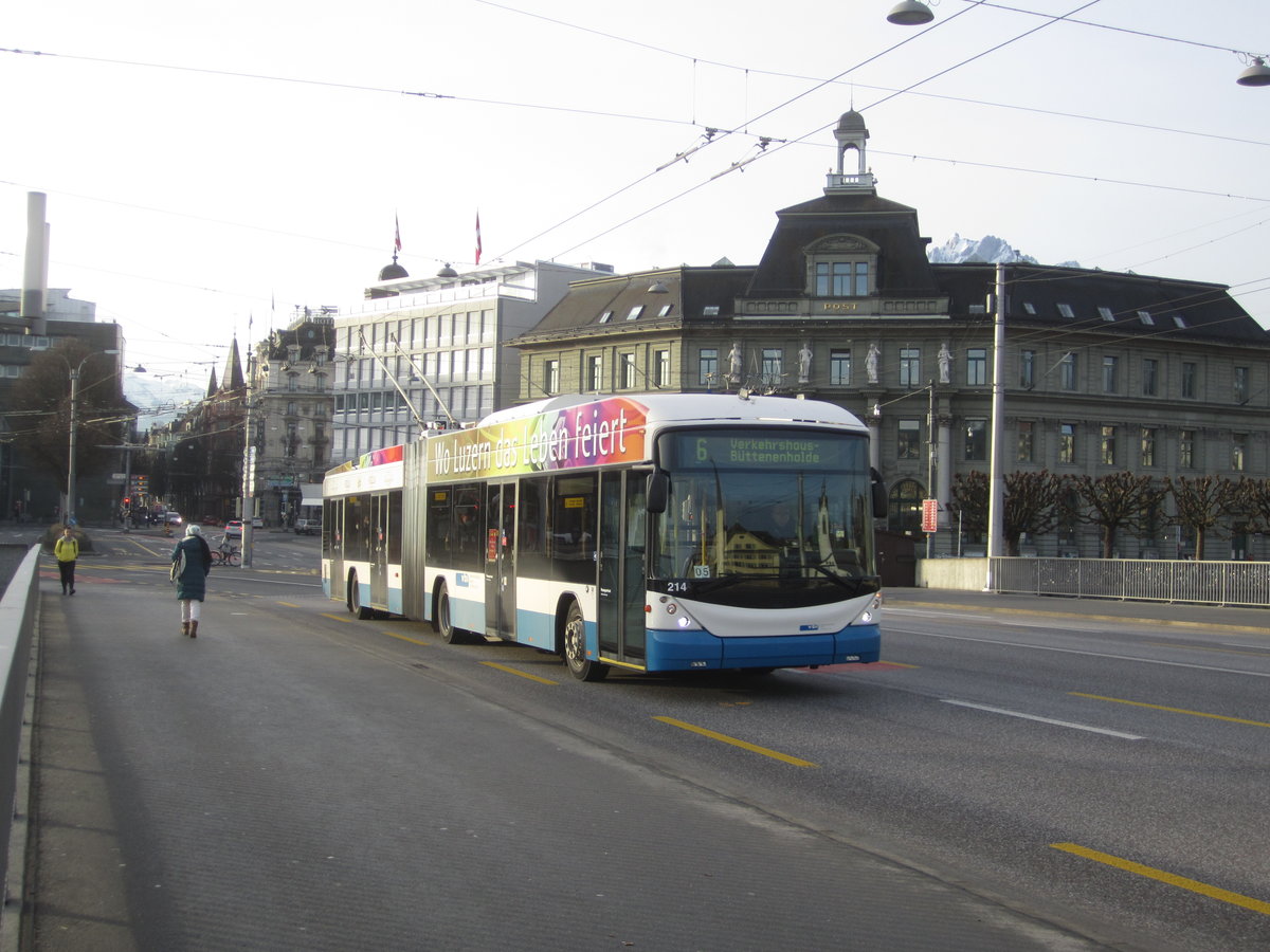 vbl Nr. 214 (Hess Swisstrolley 3 BGT-N2C) am 5.2.2021 auf der Seebrücke zwischen den Haltestellen Bhf. Luzern und Schwanenplatz
