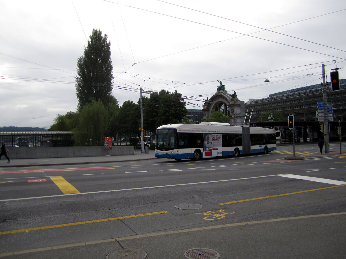 vbl Nr. 220 (Hess Swisstrolley 3 BGT-N2C) am 6.6.2021 beim Bhf. Luzern