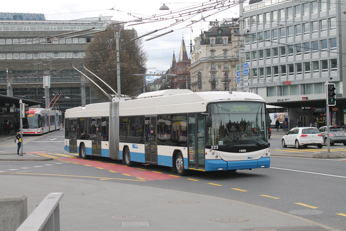 vbl Nr. 223 (Hess Swisstrolley 3 BGT-N2C) am 11.3.2021 beim Bhf. Luzern