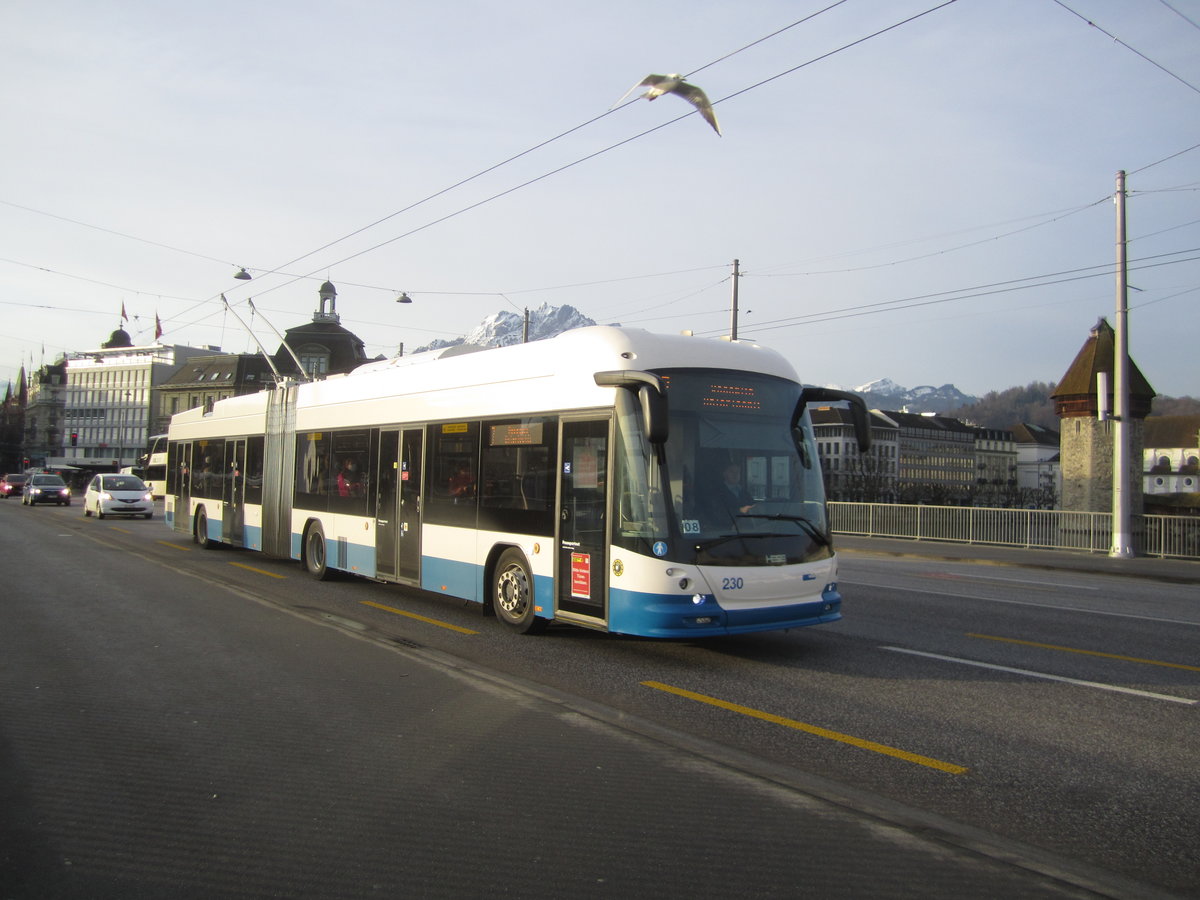 vbl Nr. 230 (Hess Swisstrolley 4 BGT-N2D) am 5.2.2021 auf der Seebrücke zwischen dem Bahnhof Luzern und dem Schwanenplatz