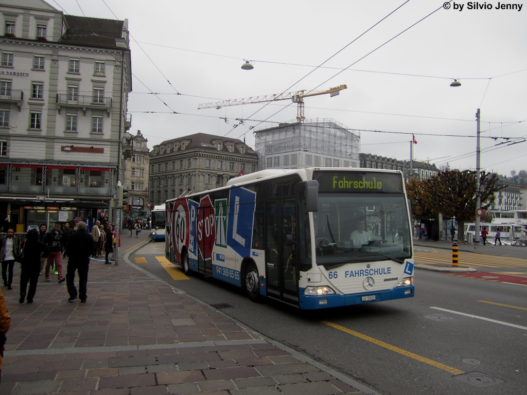 vbl Nr. 66 (Mercedes Citaro O530) am 27.10.2014 beim Schwanenplatz. Dieser Bus wird bis auf Weiteres nur noch als Fahrschulwagen eingesetzt, weshalb auch einen dementsprechenden Anstrich bekam.