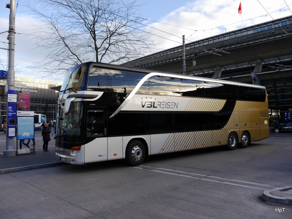 VBL - Setra S 431 DT  LU  15095 vor dem Bahnhof in Luzern am 01.12.2015