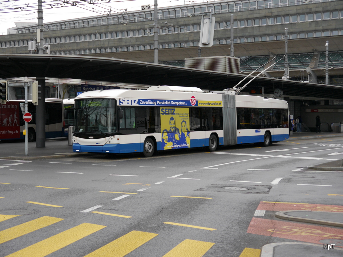 VBL - Trolleybus Nr.214 unterwegs auf der Linie 7 in Luzern bei den Bushaltestellen vor dem SBB Bahnhof Luzern am 03.02.2018