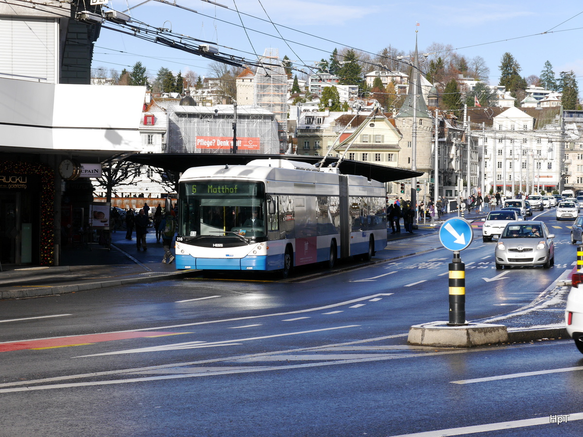 VBL - Trolleybus Nr.216 unterwegs auf der Linie 6 in Luzern am 09.12.2017