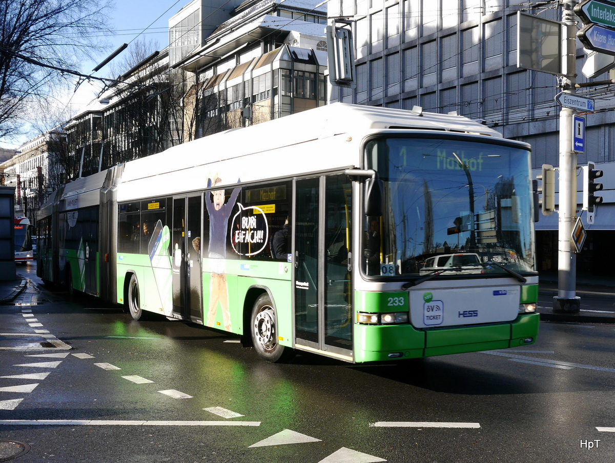 VBL - Trolleybus Nr.233 unterwegs auf der Linie 1 vor dem Bahnhof in Luzern am 09.12.2017