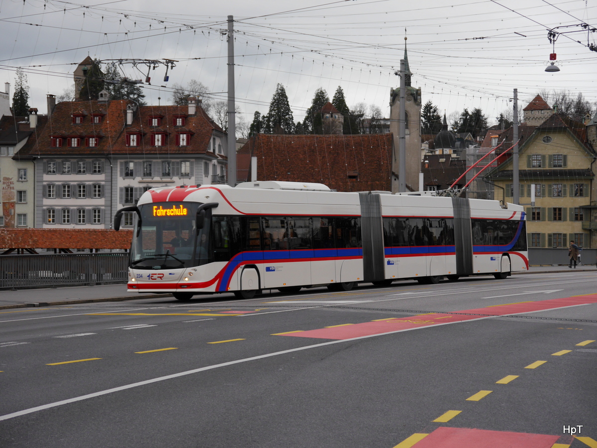 VBL - Trolleybus Nr.234 unterwegs als Fahrschule in Luzern am 01.12.2015