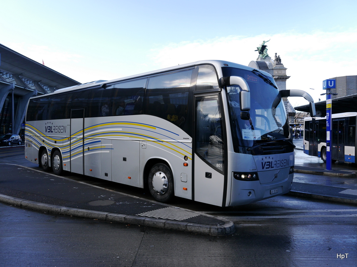 VBL - Volvo 9700 Nr.801  LU  15730 bei en Haltestellen vor dem Bahnhof Luzern am 09.12.2017