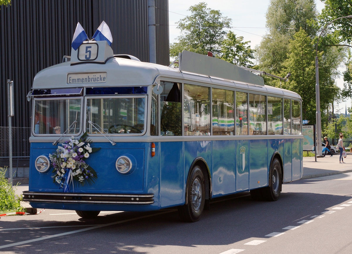 VBL: Zum Jubiläumsfest 75 Jahre Trolleybus in Luzern vom 20. bis 22. Mai 2016, verkehrte erstmals der frisch renovierte ehemalige  Päcklibus  auf dem Liniennetz der VBL. Am 21. Mai wurde der historische Trolleybus bei einem Zwischenhalt beim Verkehrshaus verewigt.
Foto: Walter Ruetsch