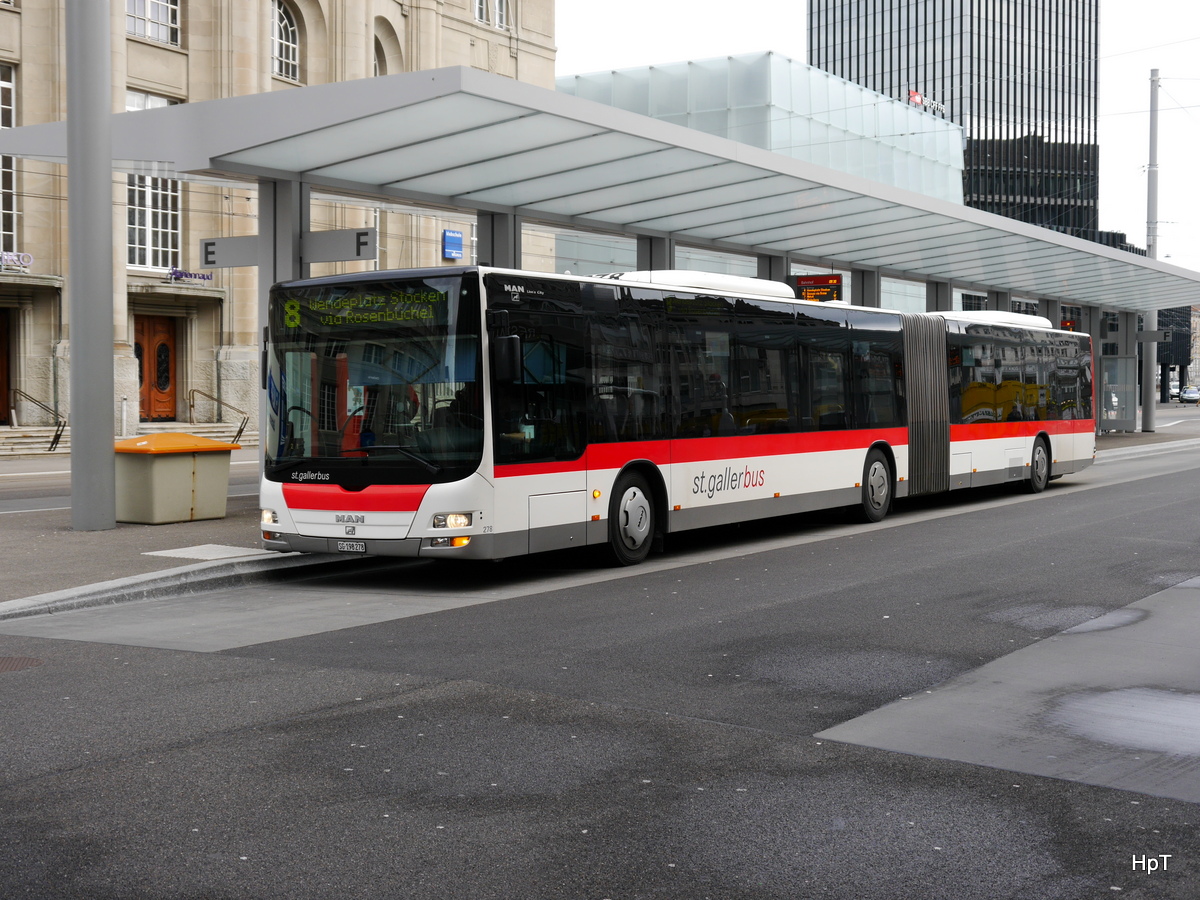 VBSG - MAN Lion`s City  Nr.278  SG  198278 unterwegs auf der Linie 8 vor dem Bahnhof bei den Bushaltestellen in St.Gallen am 09.03.2018