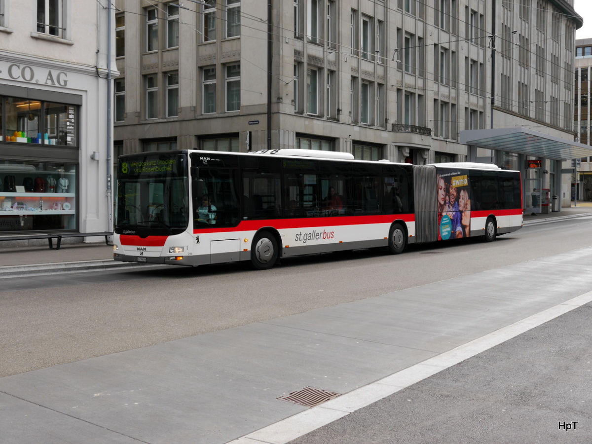 VBSG - MAN Lion`s City  Nr.298  SG  198298 unterwegs auf der Linie 8 vor dem Bahnhof bei den Bushaltestellen in St.Gallen am 09.03.2018