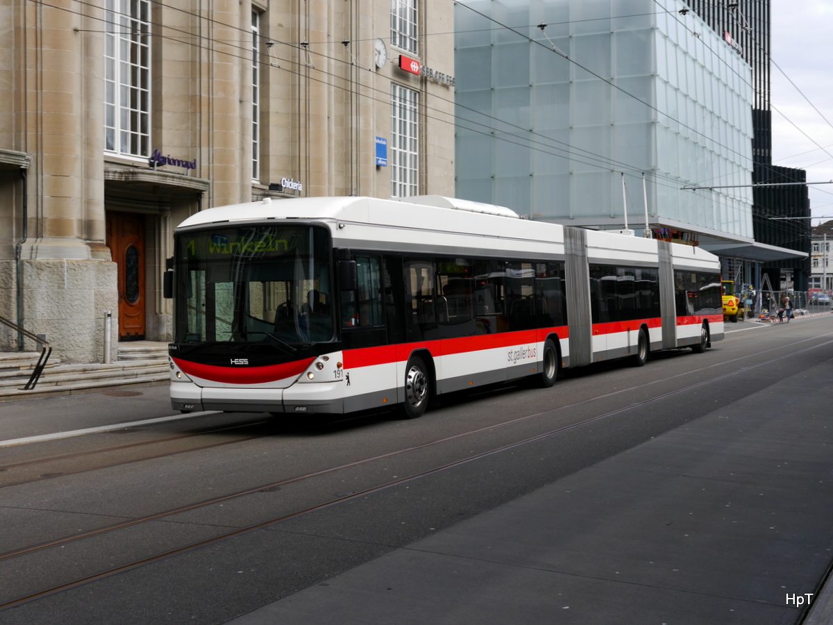 VBSG - Trolleybus Nr.191 unterwegs auf der Linie 1 vor dem Bahnhof bei den Bushaltestellen in St.Gallen am 09.03.2018