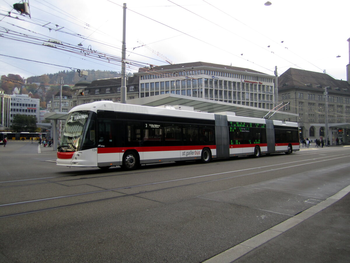 VBSG/St.Gallerbus Nr. 134 (Hess lighTram®25 DC) am 29.10.2021 beim Bahnhof auf der Linie 3