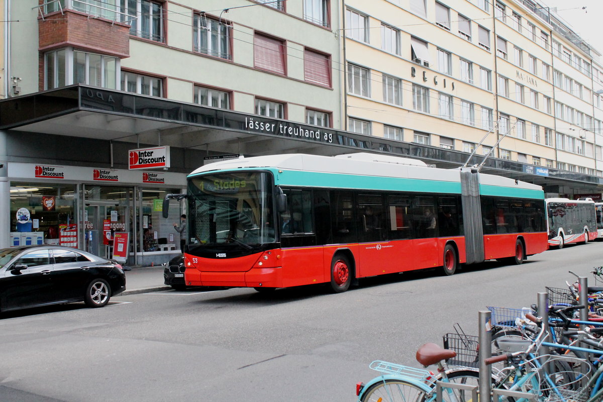 VB/TPB Nr. 53 (Hess Swisstrolley 3 BGT-N2C) am 20.3.2021 beim Guisanplatz/Place Guisan