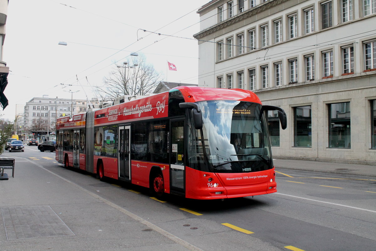 VB/TPB Nr. 96 (Hess Swisstrolley 5 19DC) am 20.3.2021 beim Bhf. Biel/Bienne