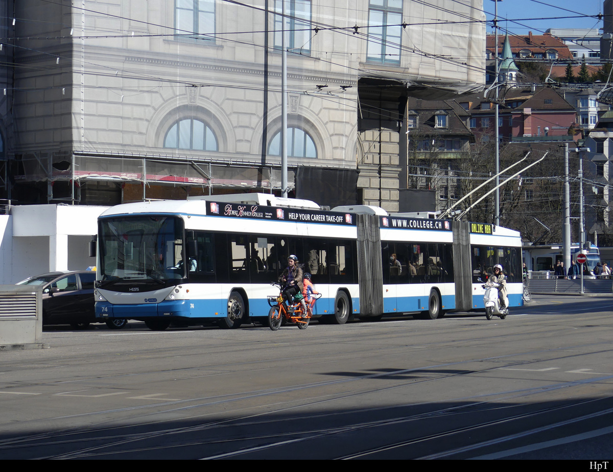 VBZ - Hess Trolleybus Nr.74 ( Mal mit Zweiradfahrer die Unbedingt auf das Bild wollten  ) unterwegs in Zürich am 06.03.2022