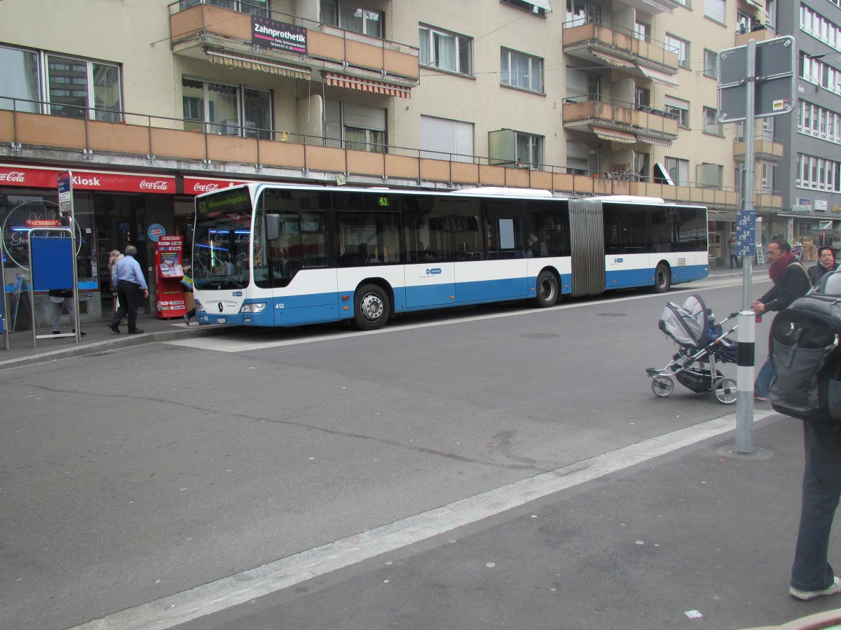 VBZ-Mercedes Citaro NR. 413 wartet an der Haltestelle vor dem Bahnhof Zürich-Oerlikon am 25.3.15.