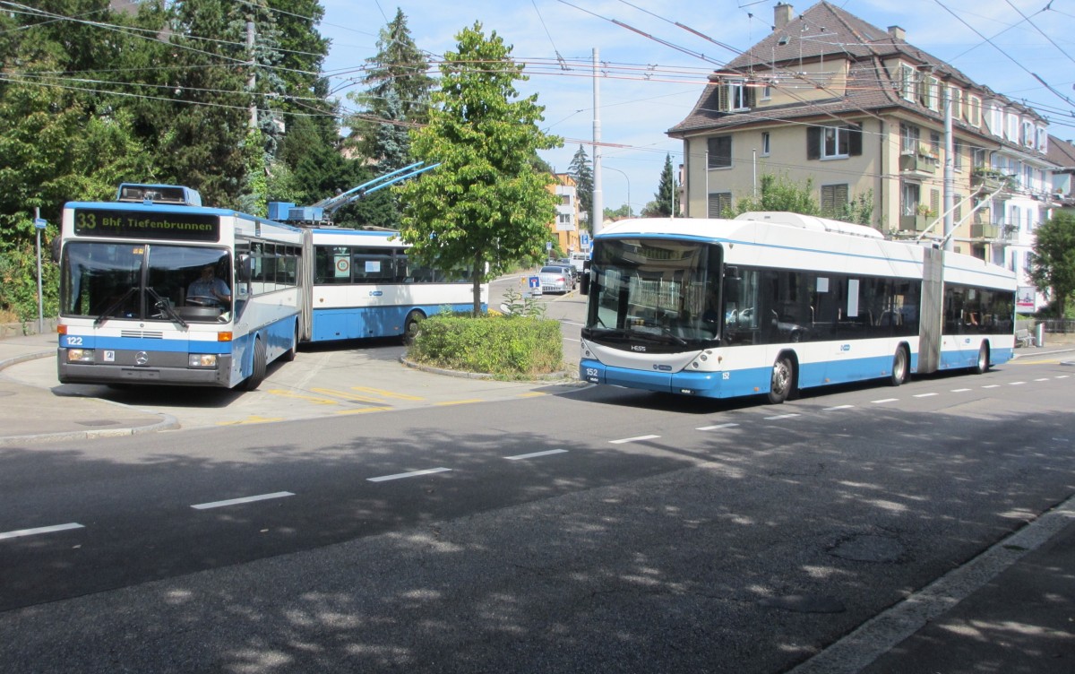VBZ Nr. 152 (Hess, SwTr3) bedient am 6.8.2015 die Linie 46, während VBZ Nr. 122 (MB O 405 GTZ) in der Wendeschleife Lehenstrasse die Rückfahrt nach Tiefenbrunnen abwartet.