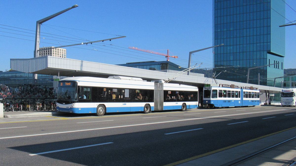 VBZ Nr. 168 am 4.9.2019 beim Bahnhof Hardbrücke, dahinter folgt ein Tram 2000. Zum Vergleich: Bus 115 Plätze, Tram 120 Plätze!