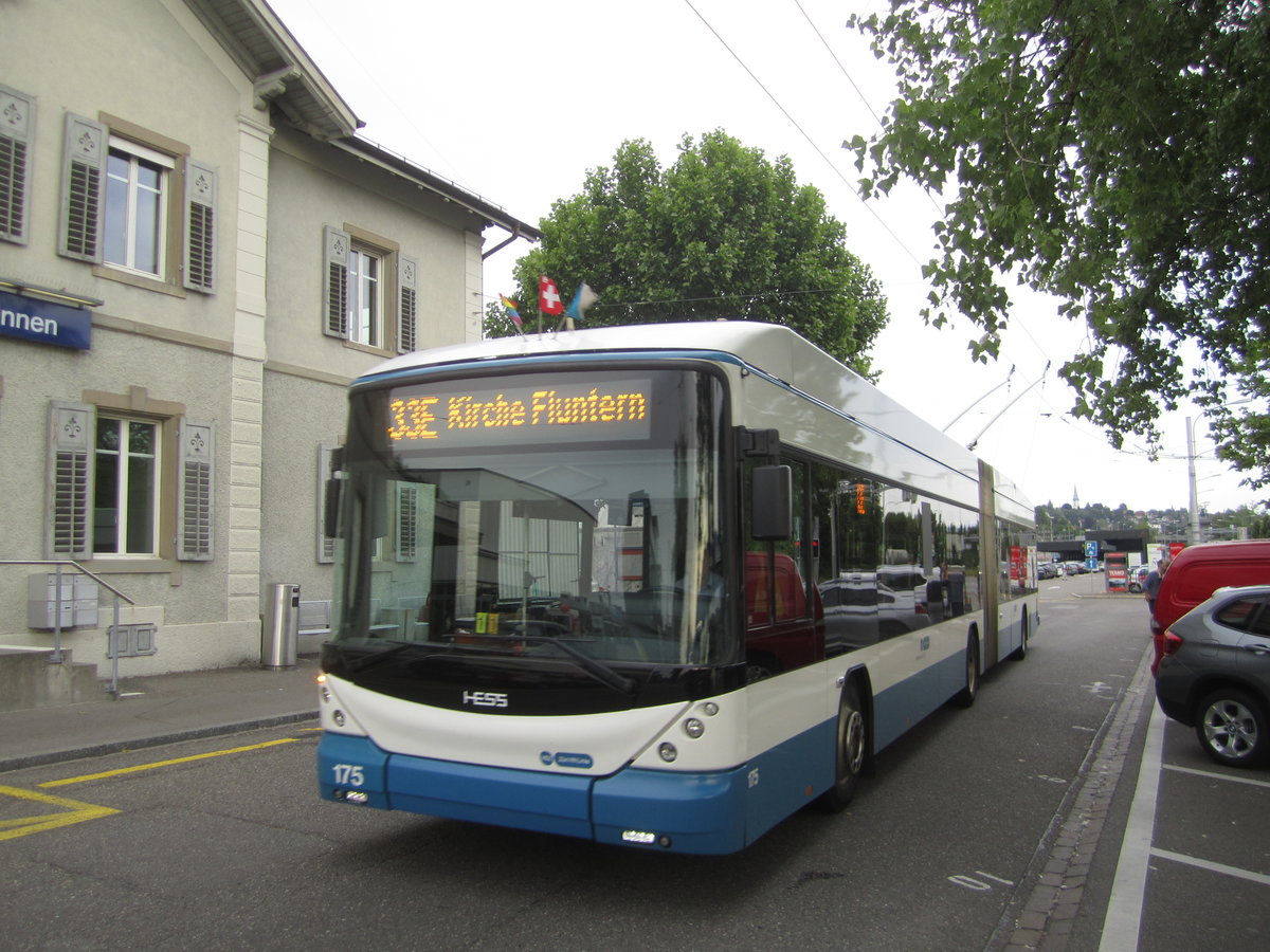 VBZ Nr. 175 (Hess Swisstroley 4 BGT-N2D) am 14.6.2019 beim Bhf. Tiefenbrunnen. Anlässlich der in Zürich stattfindenden Gay Pride wurden die Busse beflagt, u.a. mit einer Regenbogenfahne.