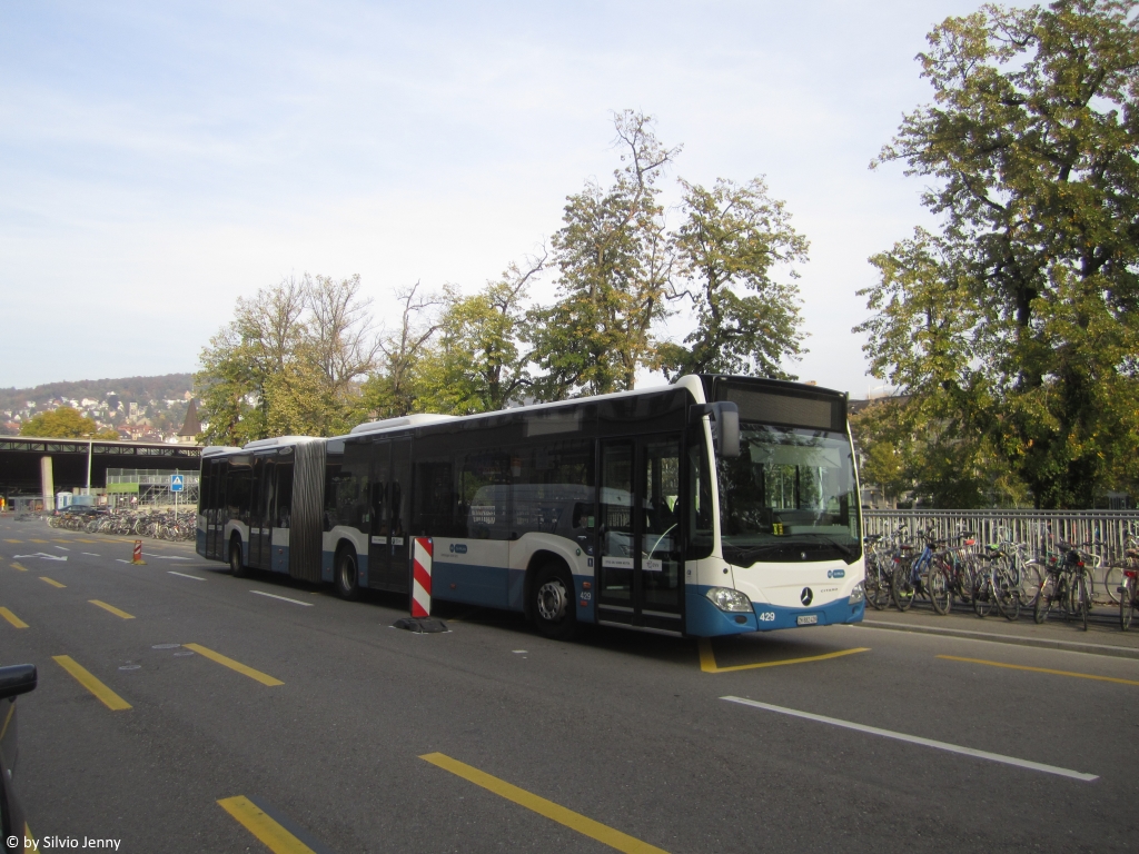 VBZ Nr. 429 (Mercedes Citaro C2 O530G) am 18.10.2018 neben der Sihlpost beim Hauptbahnhof. Dieser Bus dient als Einsatzwagen für kurzfristige Ereignisse, bis vor kurzem war dieser beim Escher-Wyss-Platz abgestellt.
