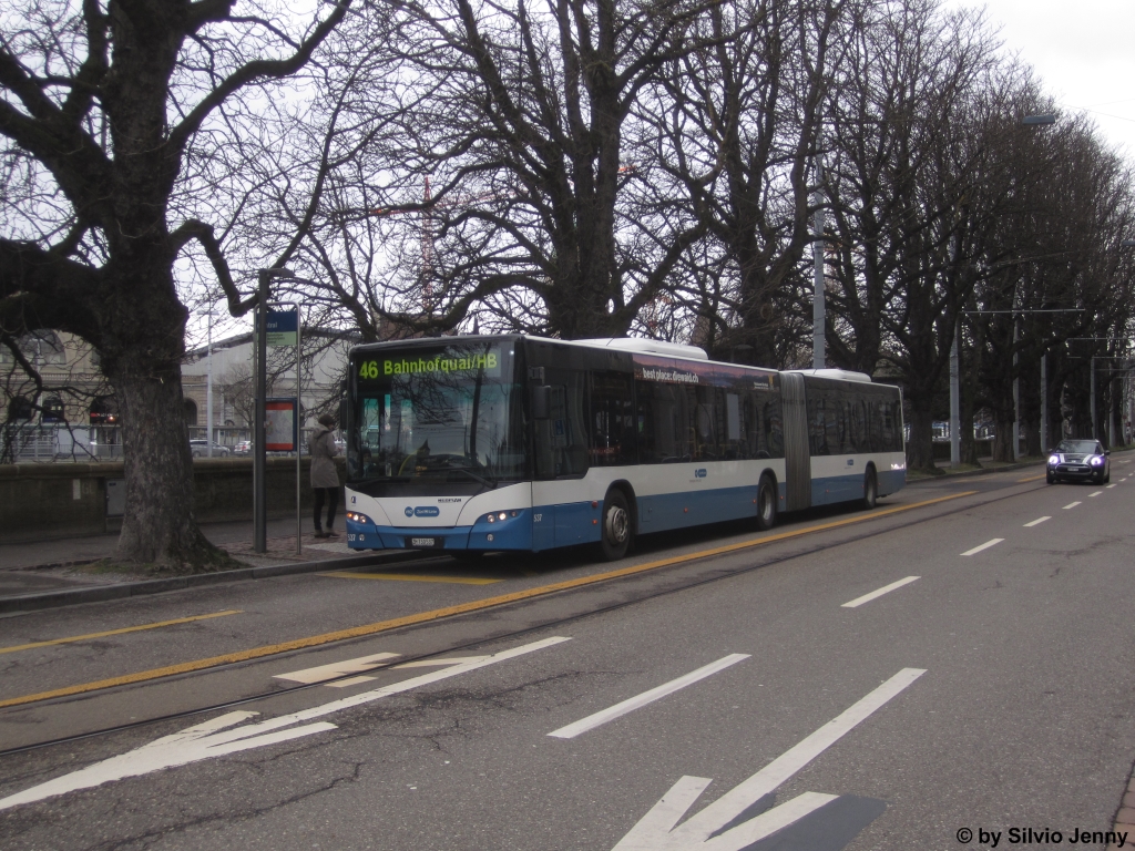 VBZ Nr. 537 (Neoplan Centroliner Evolution N4522) am 9.1.2015 beim Central. Bei der VBZ herrscht schon seit längerer Zeit ein Mangel an Trolleybussen, deshalb sind auch vermehrt Autobusse auf Trolleylinien im Einsatz.