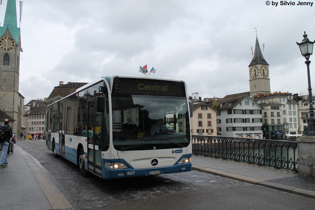 VBZ Nr. 607 (Mercedes CitaroII O530) am 1.8.2015 als Tramersatz auf der Münsterbrücke. 