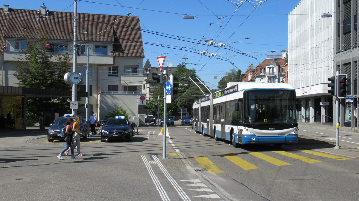 VBZ Nr. 74 am 4.9.2019 beim Klusplatz. Am linken Bildrand die Haltebucht der früheren Linie 34.