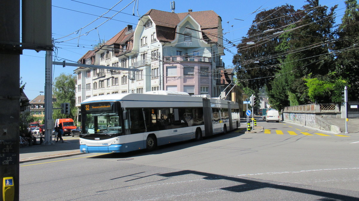 VBZ Nr. 89 am 4.9.2019 bei der Kreuzung Rotbuch- / Rötelstrasse, Linien 32 / 33.
