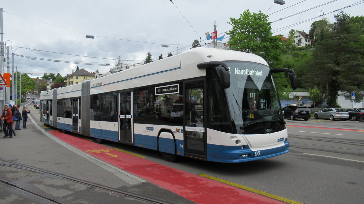 VBZ Nr. 93, Hess Doppelgelenktrolleybus plus (2018) im Batteriemodus (ab Hegibachplatz) am 11.5.2019 beim Tram-Museum Burgwies. Bis 1979 war hier die Kehrschleife der Linie 31.
