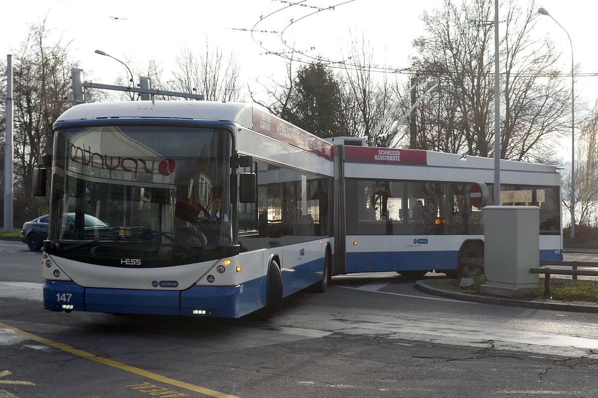 VBZ Swisstrolley Nr. 147 am 30.12.19 bei der Anfahrt auf den Bahnhofplatz Tiefenbrunnen.