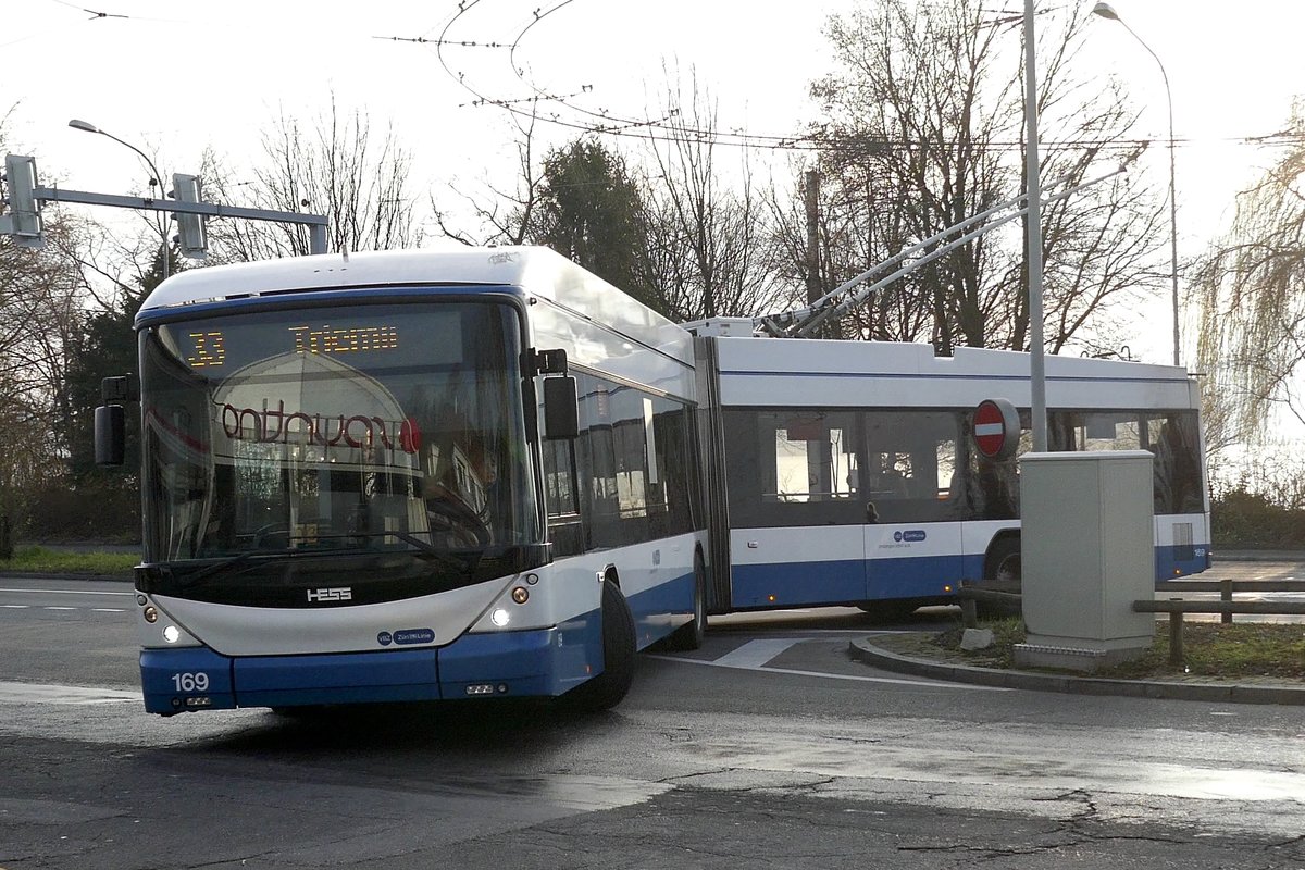VBZ Swisstrolley Nr. 169 am 30.12.19 bei der Einfahrt auf den Bahnhofplatz Tiefenbrunnen.