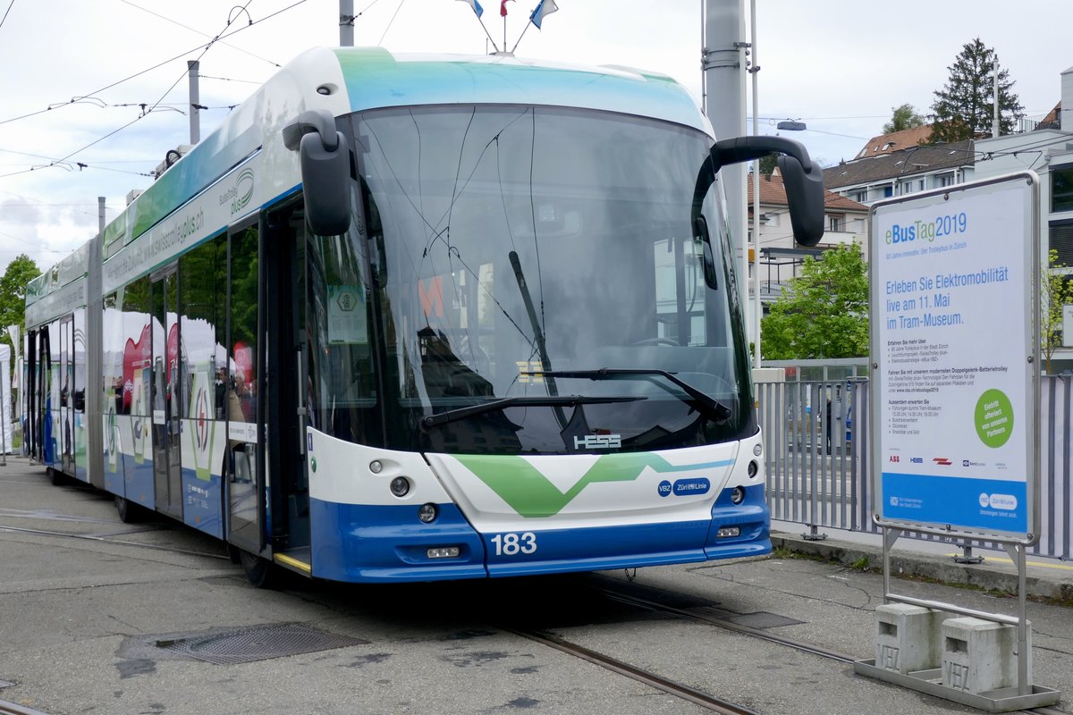 VBZ SwissTrolleyPlus 183 der am 11.5.19 beim E-Bus Tag vor dem Tram Museum Burgwies steht.