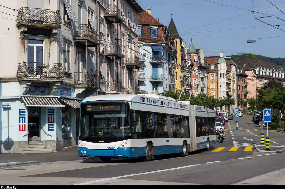 VBZ Trolleybus 168 (Hess Swisstrolley) erreicht am 2. Juli 2015 auf der Linie 33 den Bahnhof Wipkingen.