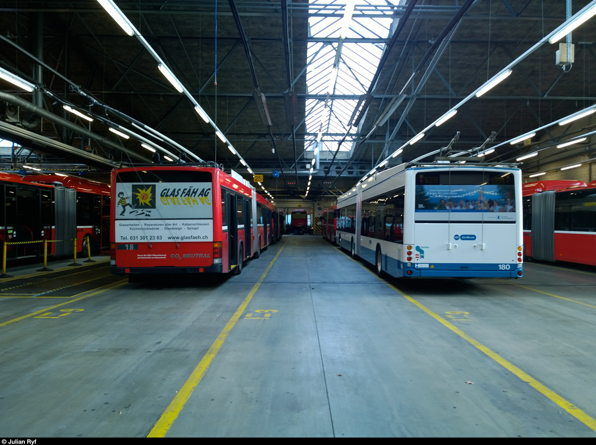 VBZ Trolleybus 180 weilte am 5. August 2014 für Testfahrten mit der Batterie in Bern. Hier abgestellt in der Garage Eigerplatz neben einem älteren Verwandten von BERNMOBIL. <br>
Das Bild wurde vom öffentlich zugänglichen Philosophenweg aus aufgenommen.