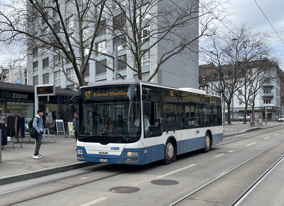 VBZ Zürich. MAN Lion's Midi (Nr.338) auf der Linie 67 in Schmiede Wiedikon. (14.2.2024)
