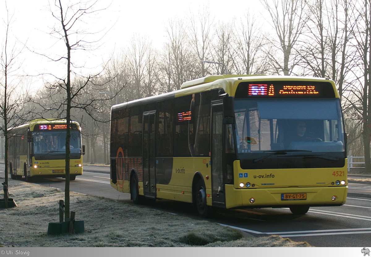VDL Berkhof Ambassador des Unternehmens 'U-OV'. Wagen Nummer 4251 und Nummer 4435 (Dahinter) am Morgen des 12. März 2016 in Utrecht.