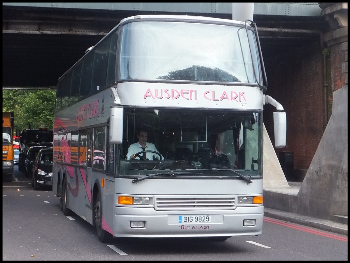 VDL Berkhof Excellence 3000 von Ausden Clark aus England in London am 26.09.2013