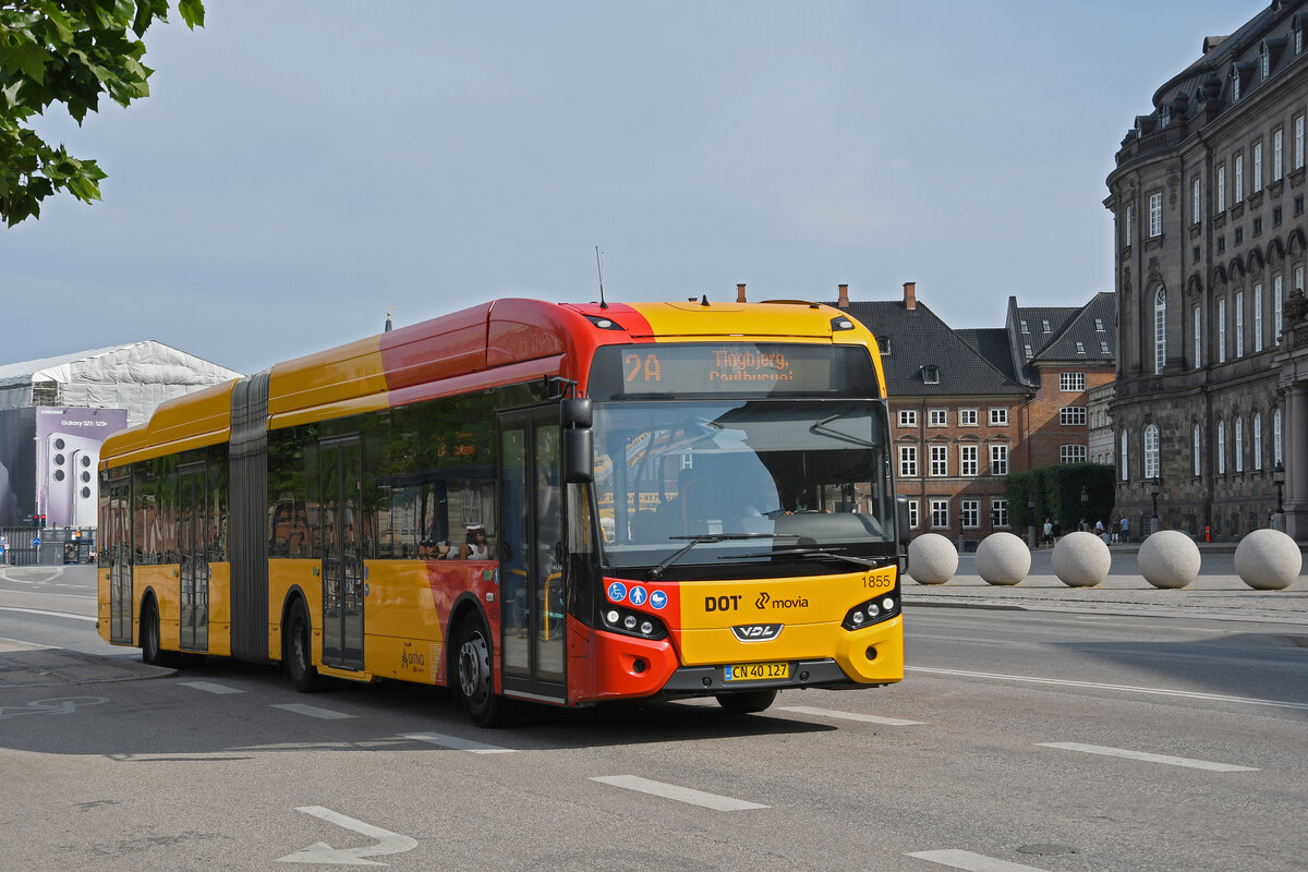 VDL Bus 1855, auf der Linie 2A fährt am 20.06.2023 durch die Borsgade. beim Schloss Christiansborg.