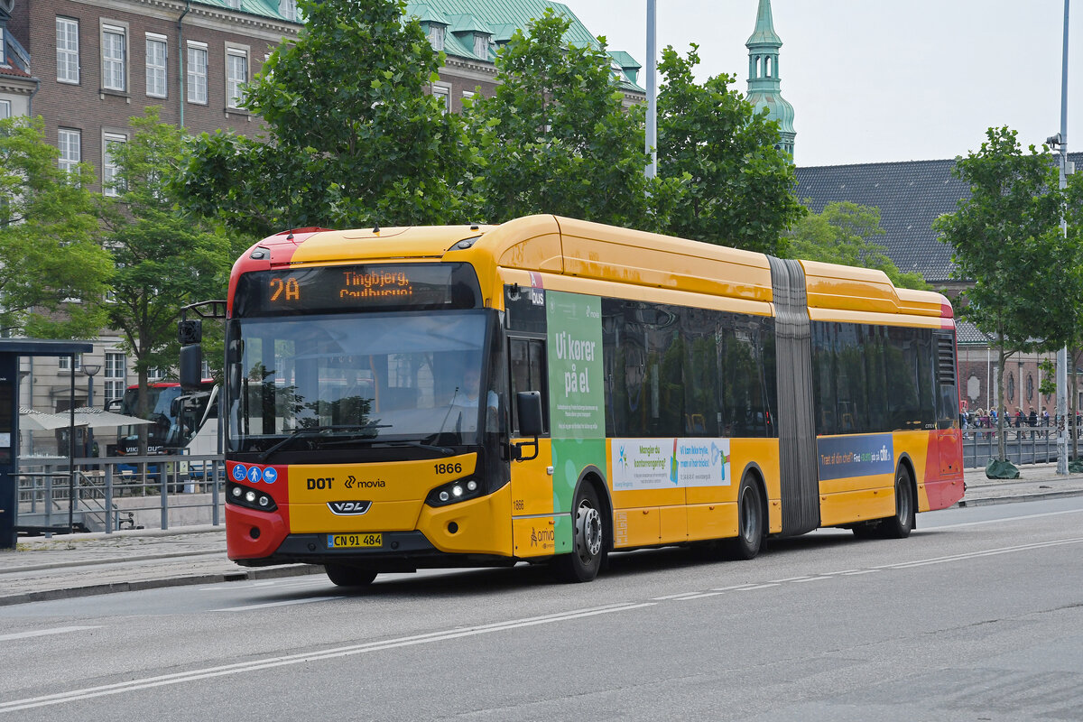VDL Bus 1866, auf der Linie 2A fährt am 27.06.2023 durch die Borsgade beim Schloss Christiansborg.