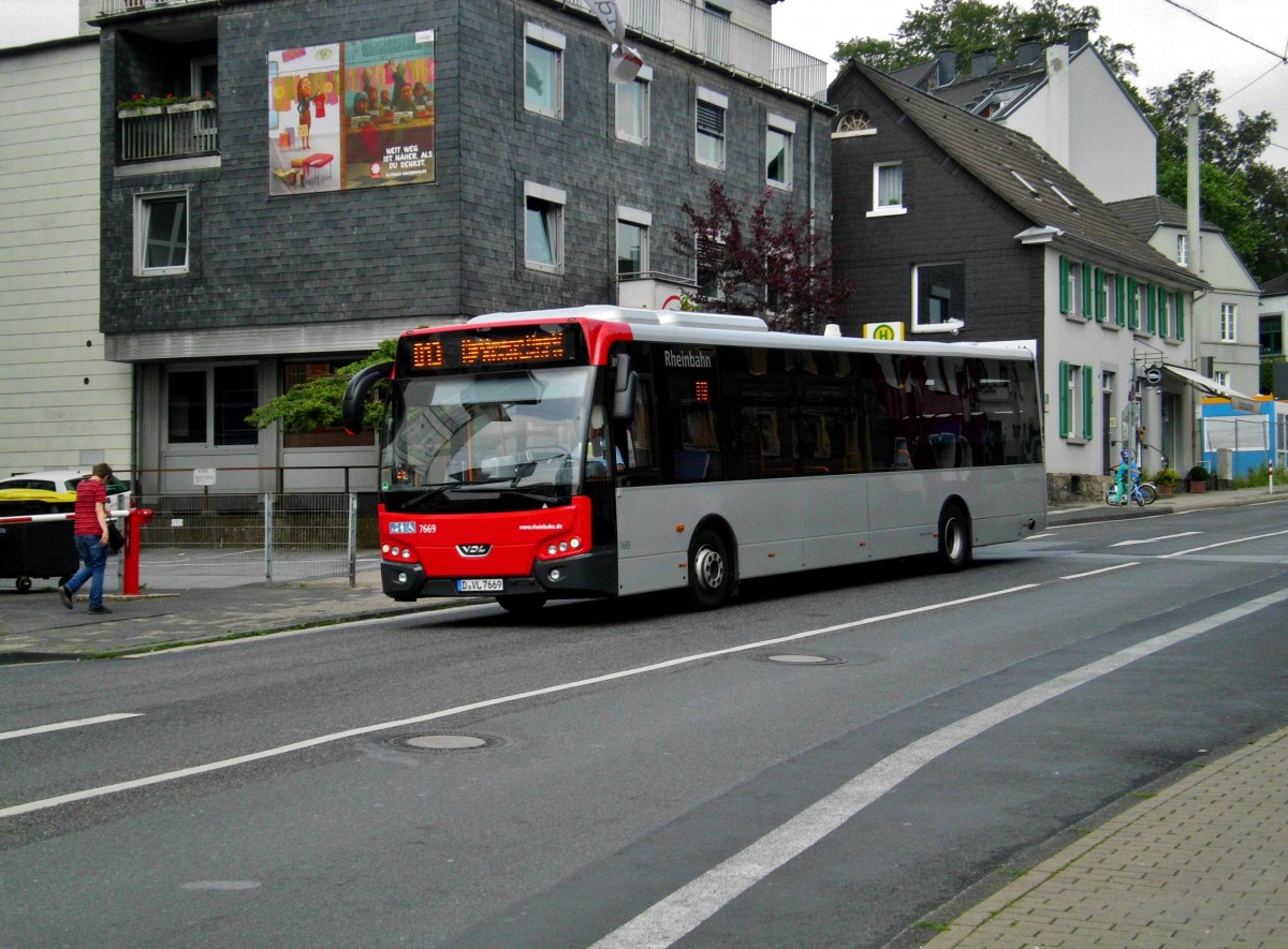 VDL Citea auf der Linie 013 nach S-Bahnhof Mettmann-Stadtwald an der Haltestelle Mettmann Jubiläumsplatz.(12.7.2014)
