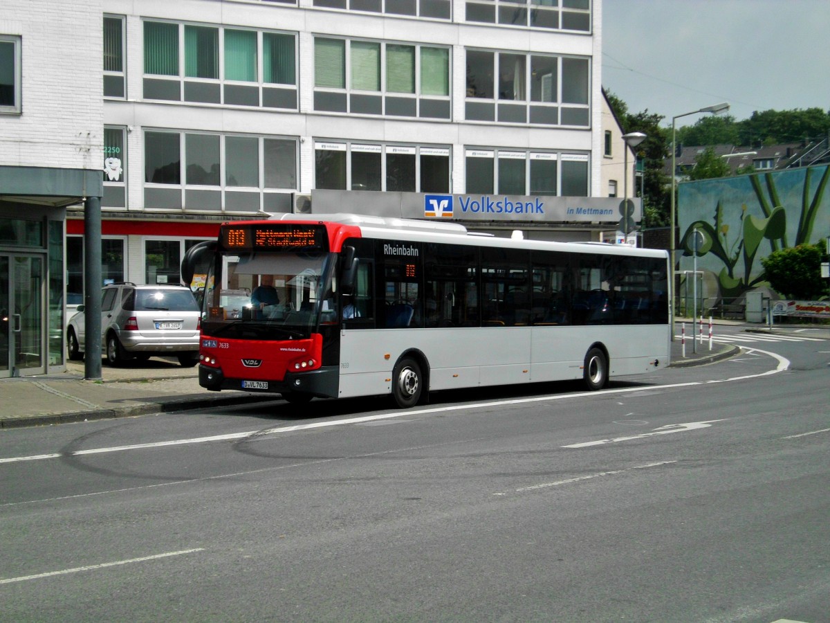 VDL Citea auf der Linie 013 nach S-Bahnhof Mettmann-Stadtwald an der Haltestelle Mettmann Jubiläumsplatz.(12.7.2014)
