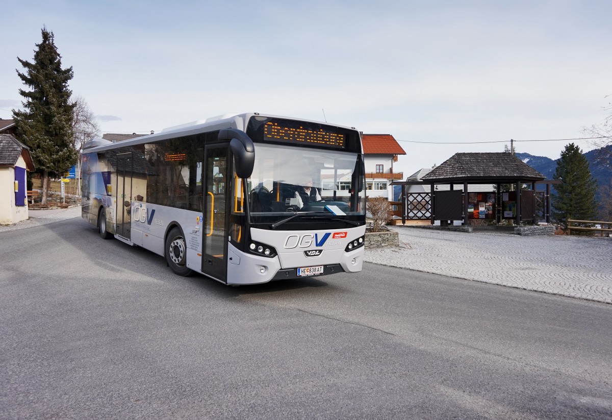 VDL Citea der OGV unterwegs auf der Kfl. 5021 als Kurs 34 (Steinfeld im Drautal Volksschule - Oberdrauburg Bahnhof). Aufgenommen am 2.3.2016 nahe der Haltestelle Berg im Drautal Mehrzweckhaus.
Ab dem 7.3.2016 wird dieser Kurs wieder vom SETRA S 415 NF von Siebler-Reisen gefahren.