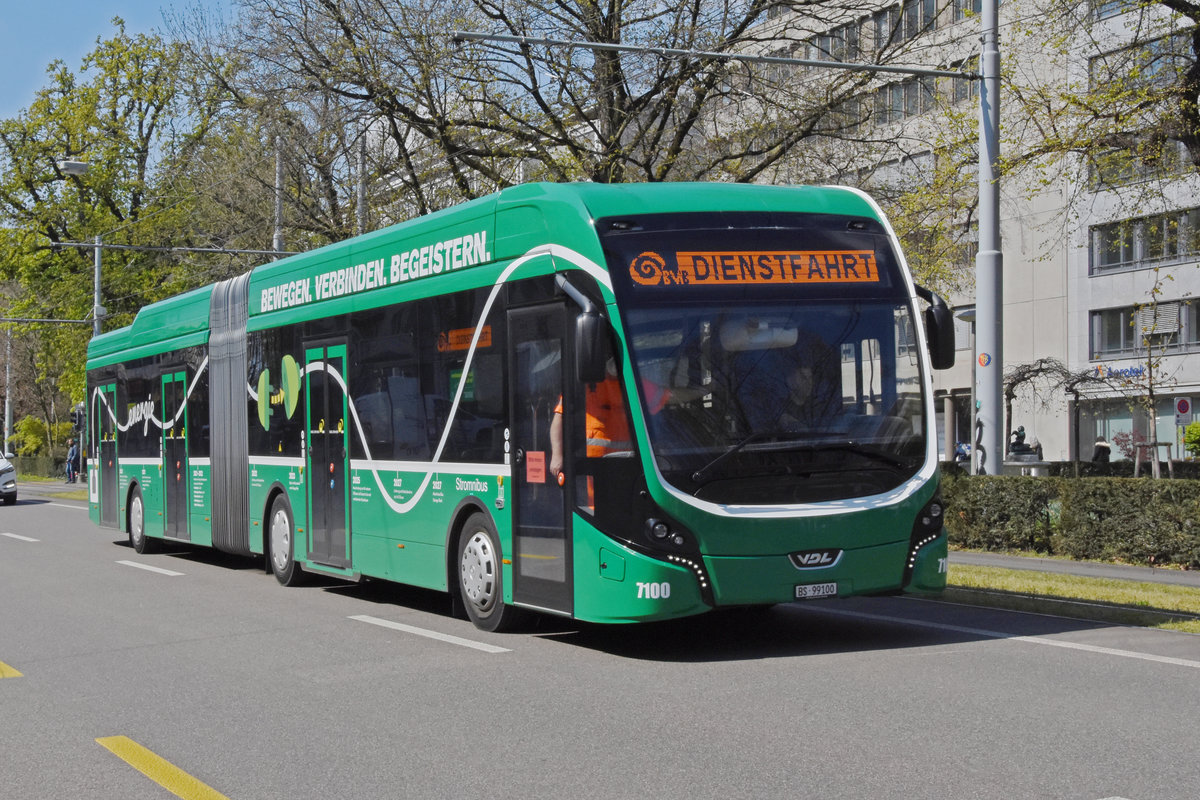 VDL Elektrobus 7100 fährt als Dienstfahrt Richtung Aeschenplatz und dann zur Garage Rankstrasse. Die Aufnahme stammt vom 16.04.2021.